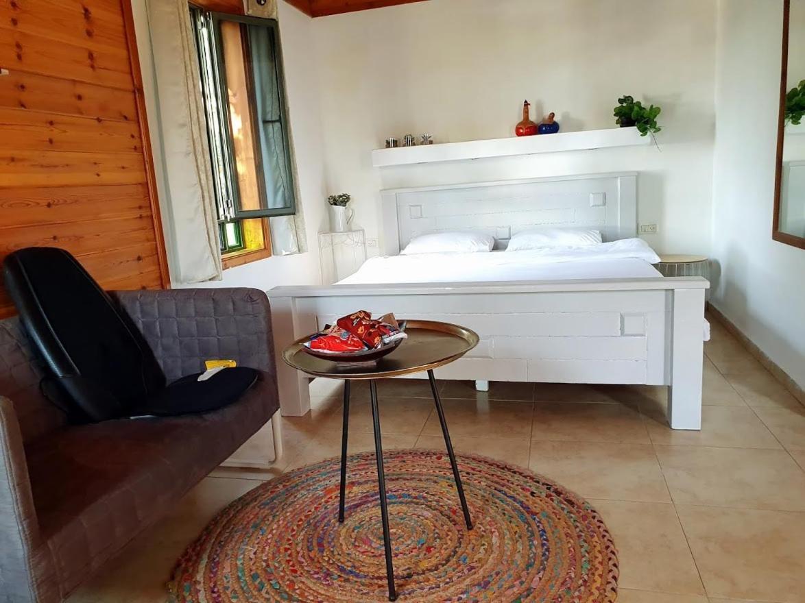 Villa Sharvit Hakesem à Livnim Extérieur photo