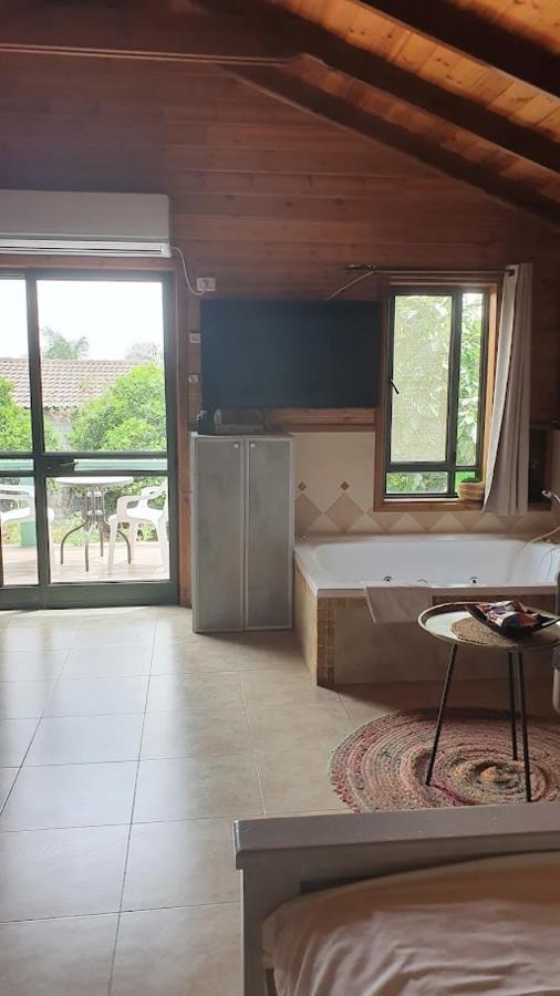 Villa Sharvit Hakesem à Livnim Extérieur photo