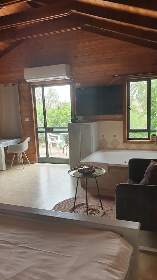 Villa Sharvit Hakesem à Livnim Extérieur photo