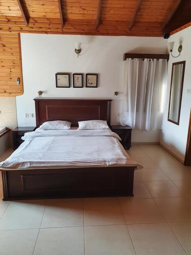 Villa Sharvit Hakesem à Livnim Extérieur photo