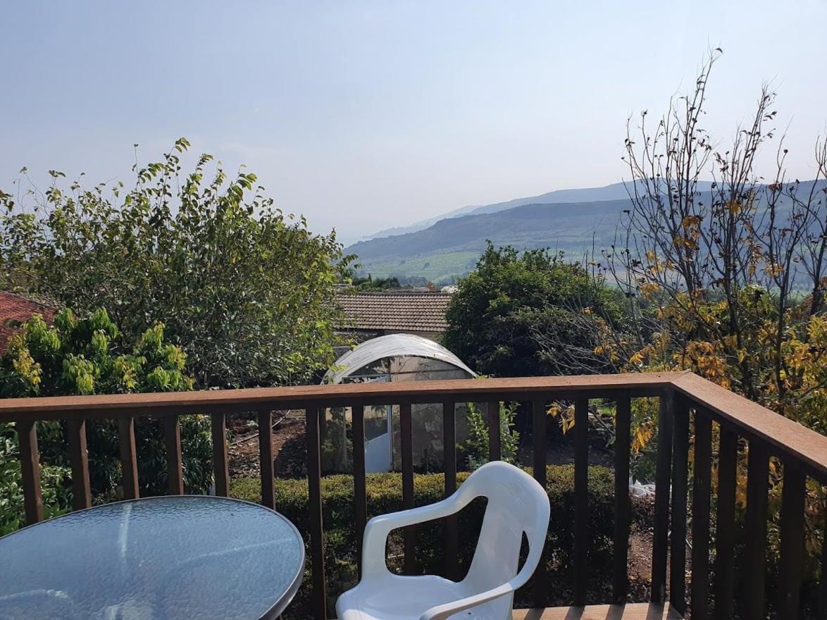 Villa Sharvit Hakesem à Livnim Extérieur photo