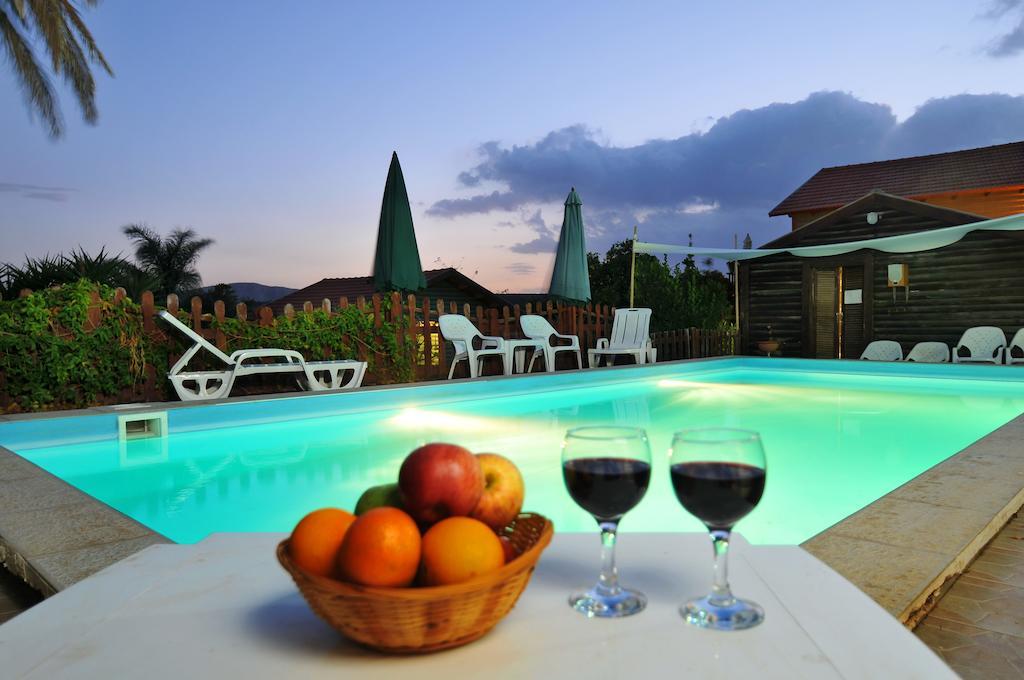 Villa Sharvit Hakesem à Livnim Extérieur photo